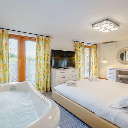 View From Within, Bowness - Dog Friendly With Hot Tub